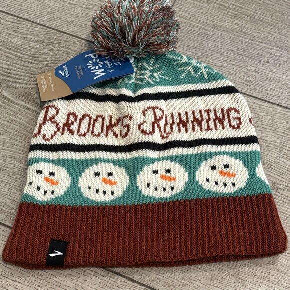 Brooks Running Unisex Hat New Beanie Run Merry Pom Beanie Snowman Green Maroon - Picture 1 of 5